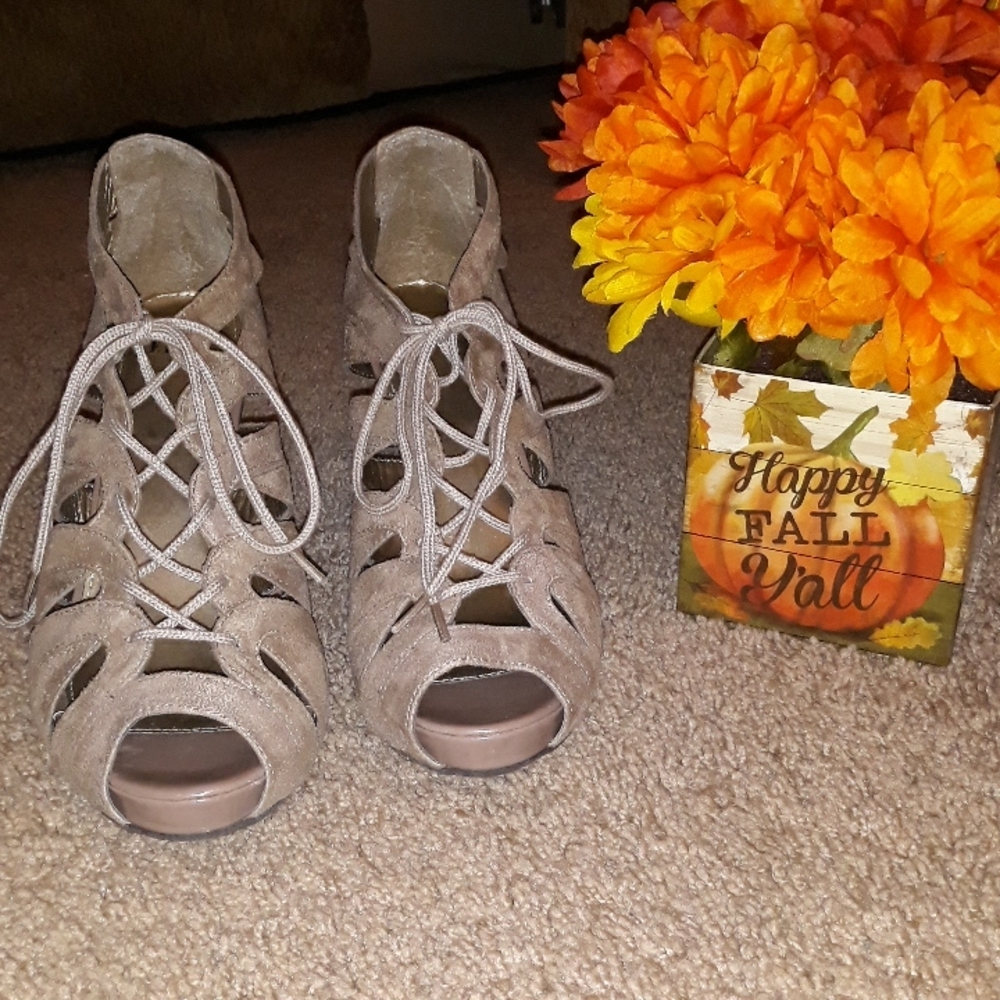 Elle (Size 8) Taupe Suede Textured Caged Lace Up Casual Heels